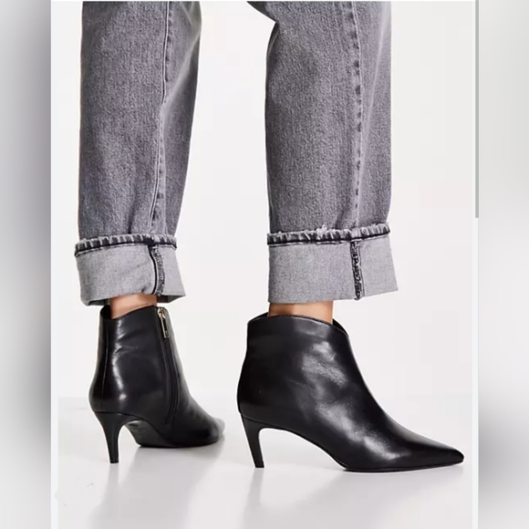 Edgy Chic Ted Baker London Red Leather Booties - Picture 13 of 16